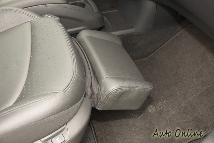 副手座椅配有電動調整的腿靠