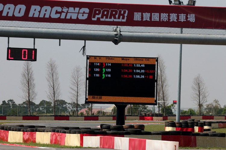 大直線上的看板能秀出當時的單圈成績。