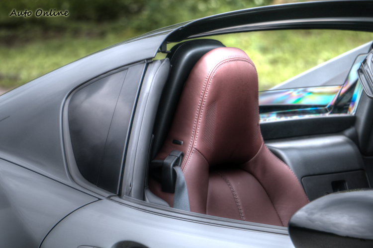 兩側的三角窗的裝飾效果大於實用,不過車內視野相當良好。