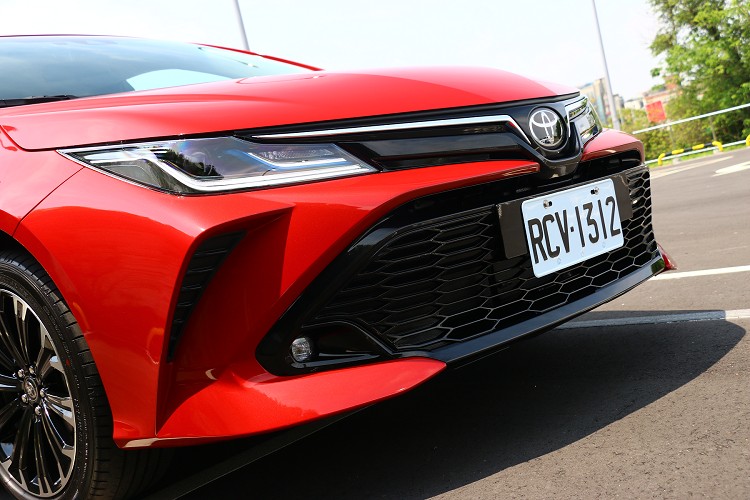 保桿部分加大氣壩面積,並且運用黑色鋼琴烤漆處理,強烈大來車身對比色。