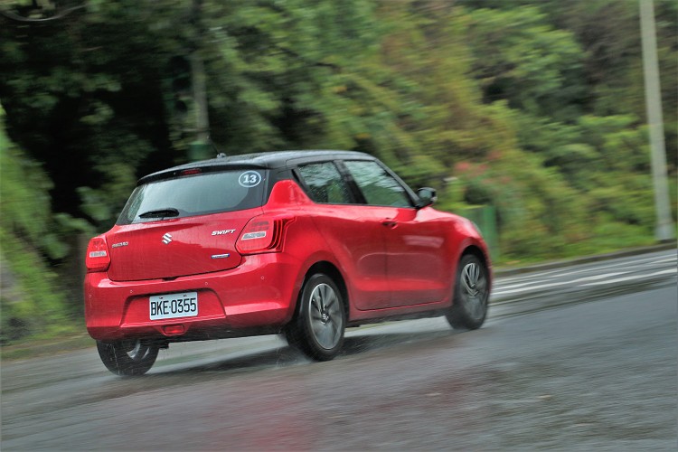 引擎動力再加上馬達的輕微輔助,搭配上CVT無段變速系統,造就平均油耗22.3km/L的優越一級能源效率。