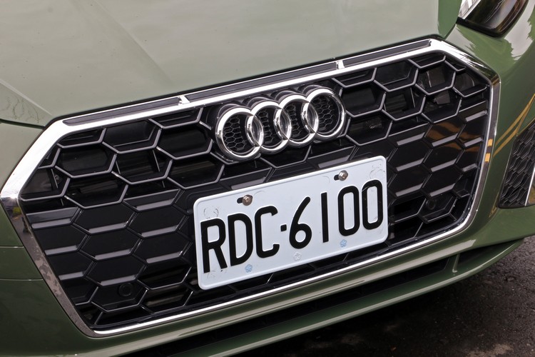 六角單體式盾形水箱罩因應品牌家族的最新走向,換上更寬扁的型式。