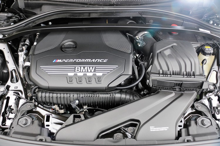 M款前座跑車座椅,顏色相當搶眼。