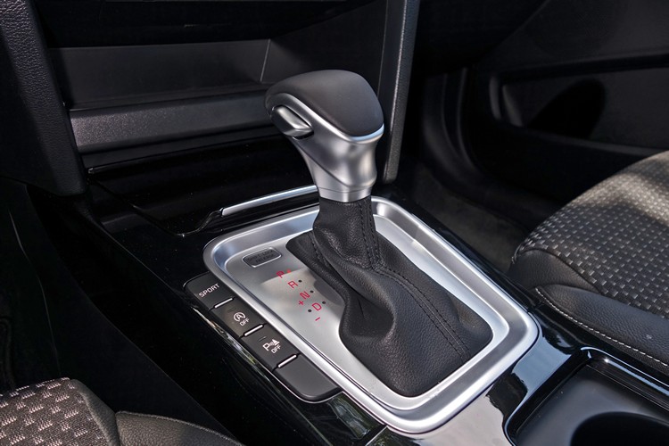 排檔桿造型很漂亮,握感及質感都很不錯。