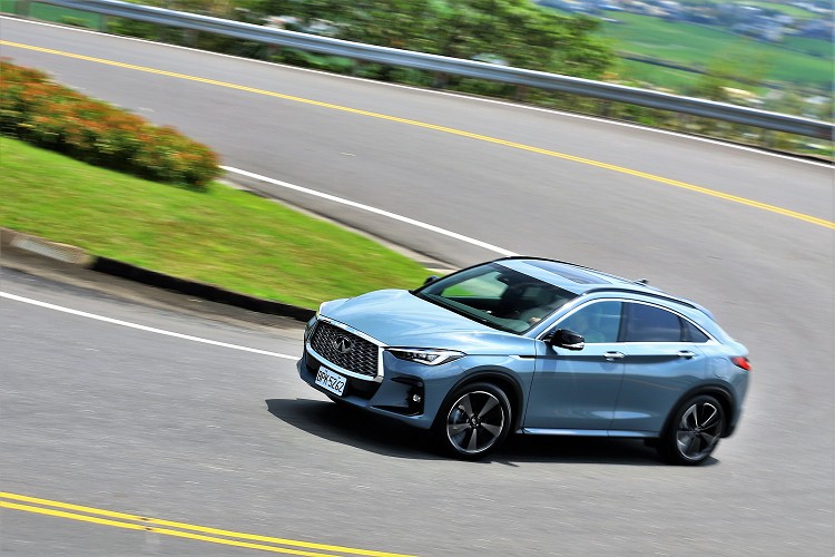 當渦輪增壓時壓縮比降至8:1來創造高增壓時的引擎爆發力,而當渦輪不增壓時讓壓縮比提高至14:1達到自然進氣引擎效能。