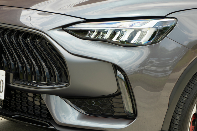 頭燈的遠近光LED反光片組由四個單元構成。