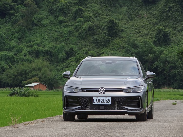 更為進化的主動安全防護及駕駛輔助功能,大大減輕駕駛負擔。