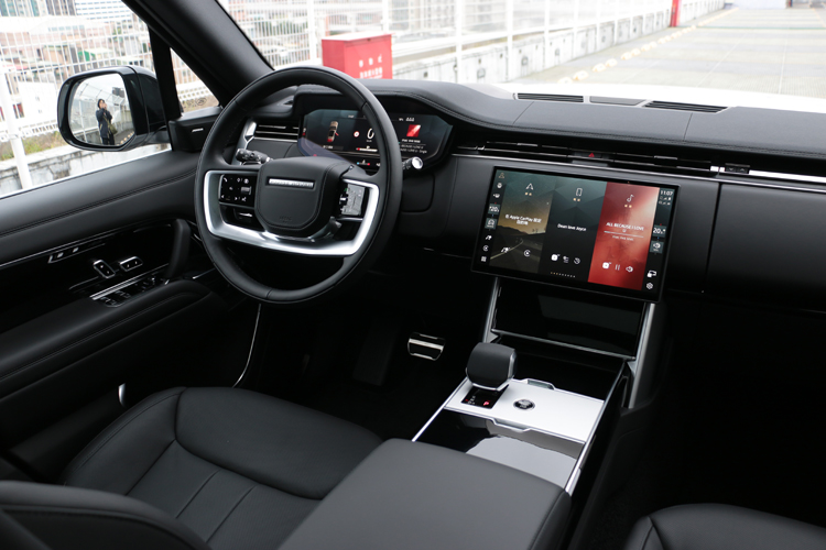 進入車內，檀木黑溫莎皮革座椅與檀木黑內裝散發沉穩英倫氣息。檀木黑車內頂篷與尊貴黑飾板進一步強化內裝層次感。