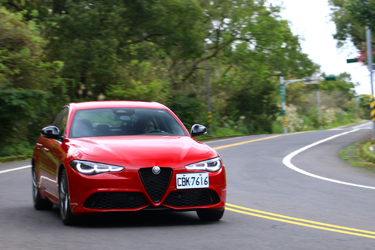 當車速拉高、彎道連續出現時，底盤支撐性依舊紮實，不會出現鬆散或延遲反應。