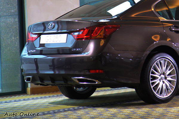 車尾透過分流器造型與嵌入式的雙出梯形尾管,營造出運動跑格。