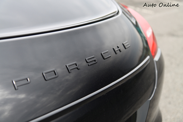 黑的意志要完全執行,因此連車廠名也可以改成與車身同色。