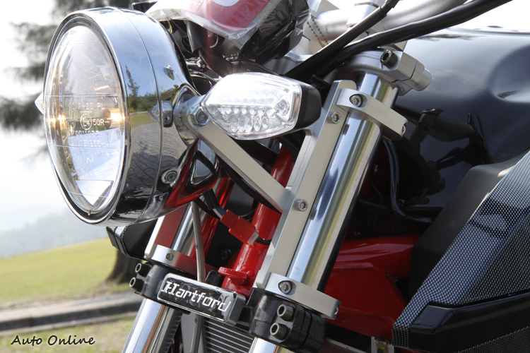 CNC切削的鋁合金燈架感覺很強壯,但細緻度應該可以更好一些。