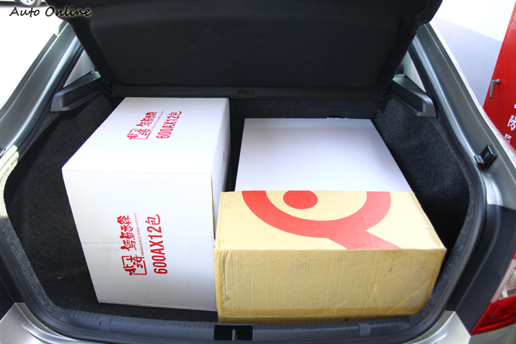 實際到大賣場購物,放進滿滿2大1小箱物品都很輕鬆。