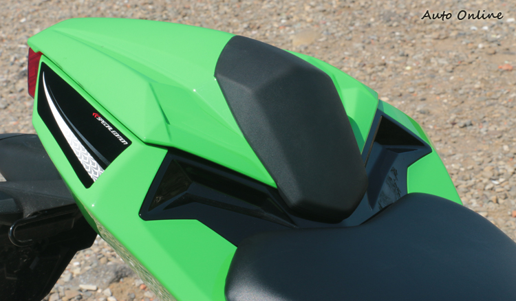 包括防倒球在內,風鏡以及單座蓋都是現在買車原廠就送你的優惠組合。