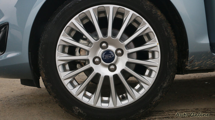 同樣配備較為硬朗的運動化懸吊,對應更大的馬力輸出會更加過癮。