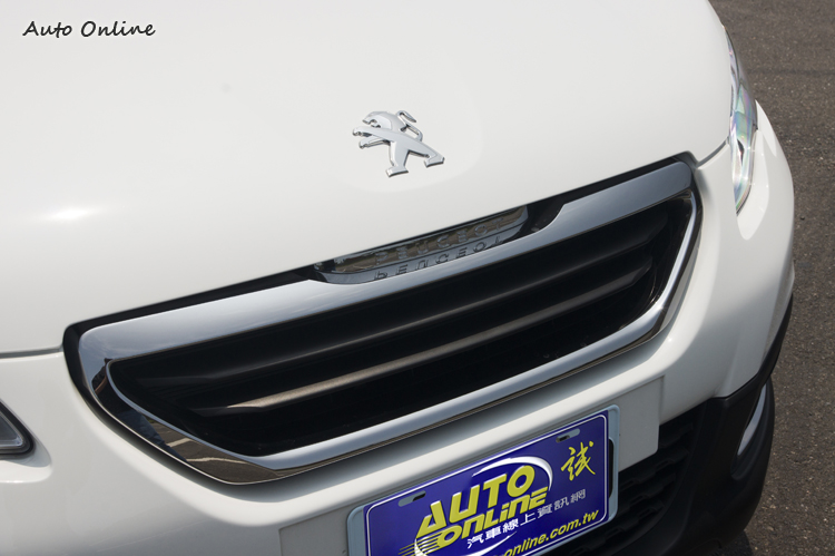 水箱罩與廠徽換上PEUGEOT新世代家族共同設計。