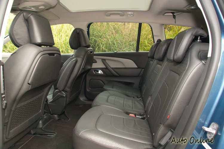 第二排座椅為三張獨立座椅配置