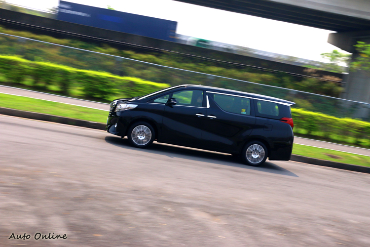 地表的行動頭等艙形容Alphard再適合不過。