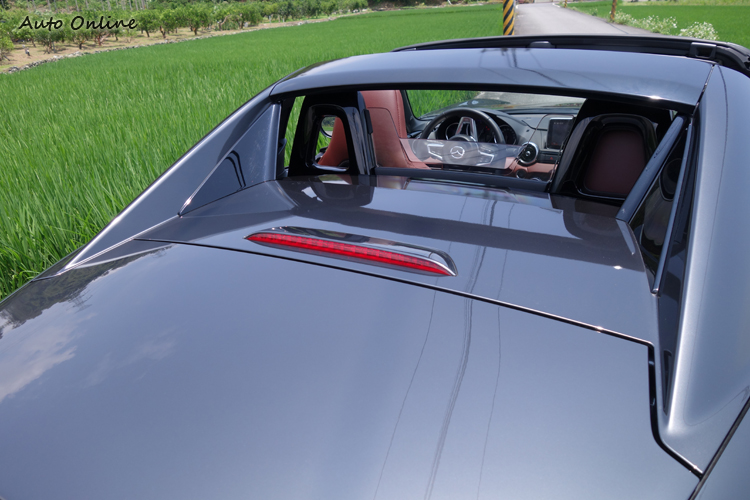 開蓬後的後窗玻璃會跟著車頂被收到下方,因此需要迴風板避免一頭亂髮。