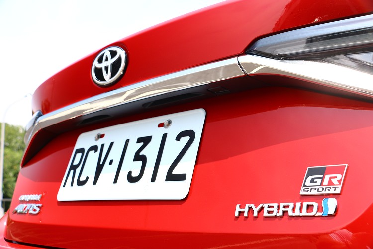 車尾的GR Sport銘牌是全車最帥氣的亮點之一。