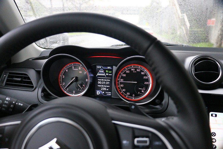 10 ACC主動式車距巡航系統可以幫助駕駛者舒緩開車疲勞,但還是必須注意前車路況,可別把它當作自動駕駛。