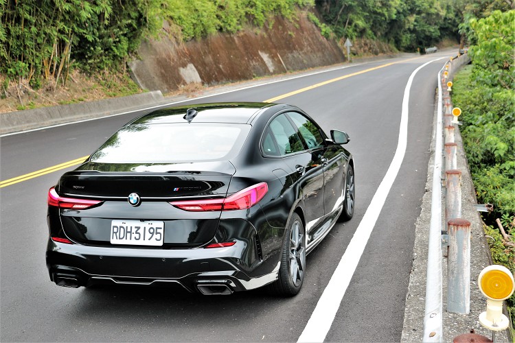 選配套件總價值13.6萬元,現在車價只要比一般版本多出8萬為268萬元就能擁有。