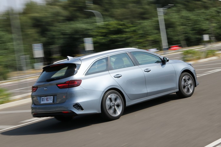 懸吊在調校上屬於舒適中帶有些許硬朗,也就是典型的歐洲車風格。