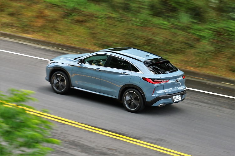 實際山路上試駕,可明顯感受到車身動態的沉穩,在多彎山路避震器支撐性不錯,不會因為速度過快的進彎而軟腳。