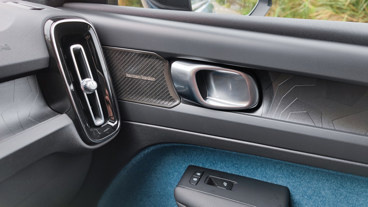 配備13之喇叭、總輸出功率600W的Harman Kardon多媒體音響系統