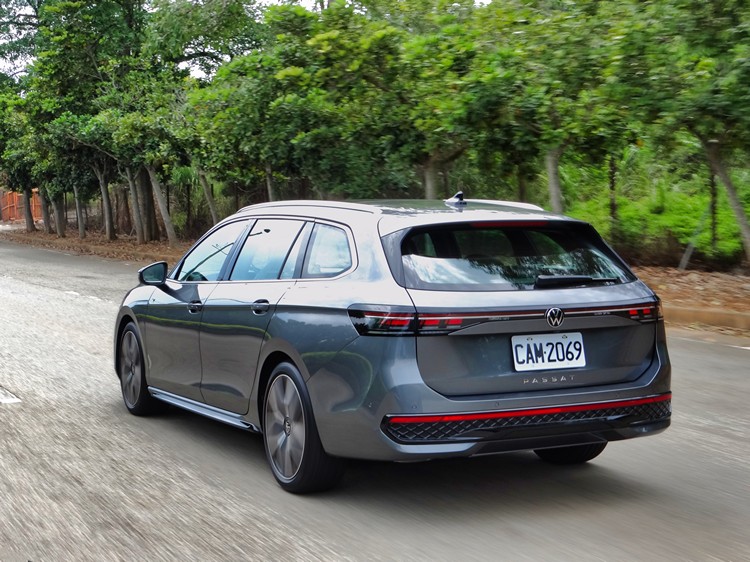 坐進兼具質感、空間與科技的Passat Variant,隨時就能載著一家大小來場輕旅行。