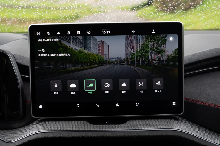 提供七種駕駛模式,與標準車型相較主要是多出越野與雪地模式