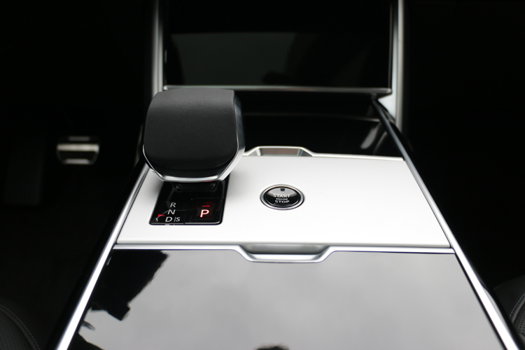 極簡風的中央鞍座，只配置引擎啟動按鈕跟排檔桿，其它控制都由觸控螢幕來操作。