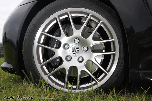 這個版本還會配上這個名為RS SPYDER DESIGN 20吋鋁圈。