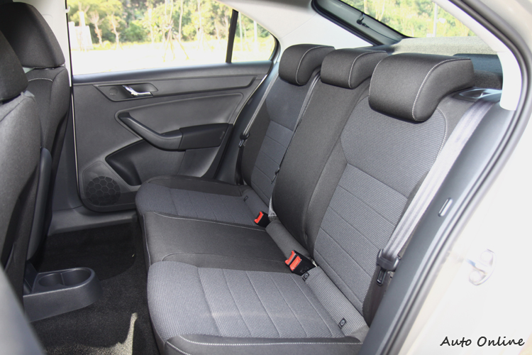後座空間不因廣大的後行李箱空間有所壓縮,坐進185公分的乘客腿部還保有一些多餘的空間。