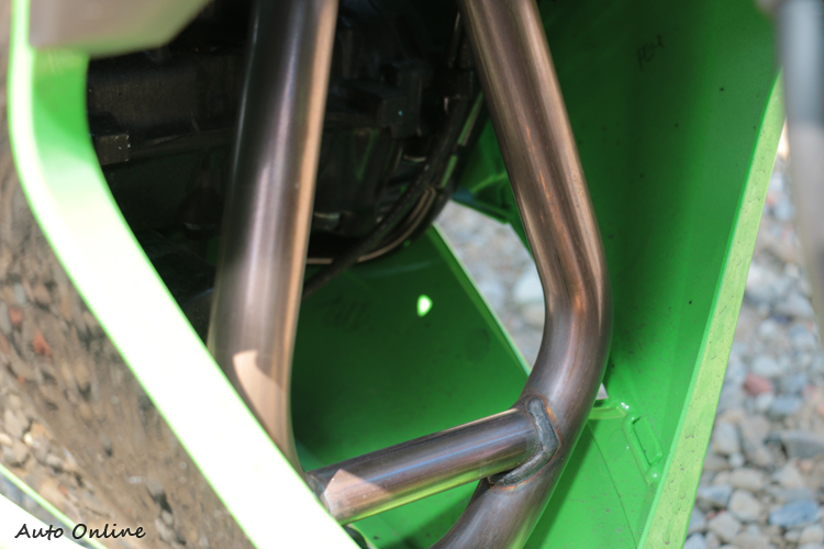 排氣管頭段顯得有些單薄…