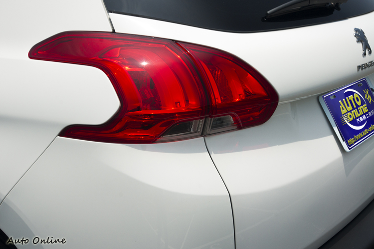 尾燈的獅爪比較「張開」。