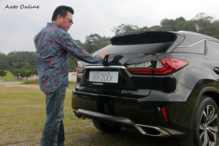 頂級車款上後車廂尾門能用感應方式開啟。