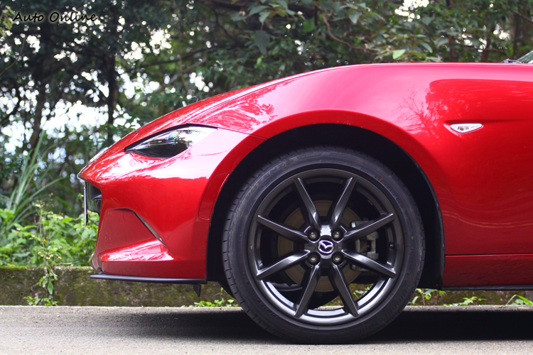 低傾的車頭同樣是車系的傳統,不過第四代的風格變得相當銳利。