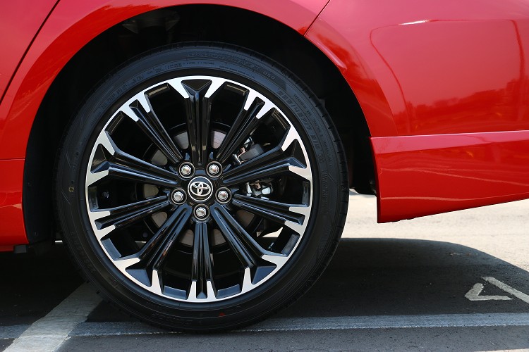 換上專屬造型的17吋鋁圈與225/45R17規格的DUNLOP高性能街胎,提升行駛穩定性、路感回饋與抓地力。