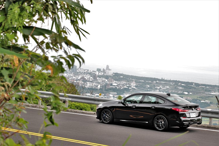 流線的車頂從C柱下滑至車尾,不容錯認的腰部折線與方形雙出尾管持續吸引眾人目光。