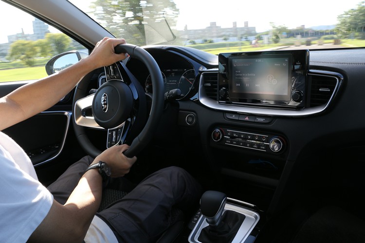 標準模式下,無論油門或是變速反應都不算積極,舒適取向的特性很明顯。