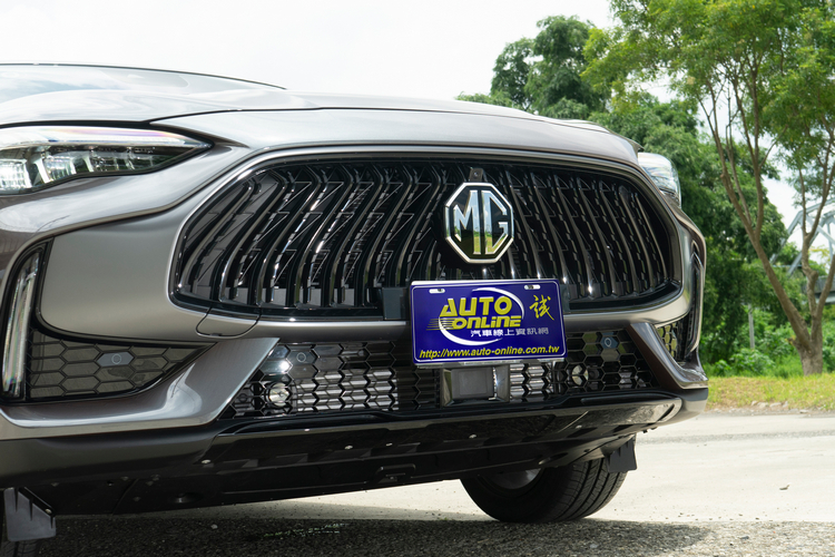 寬大的水箱護罩內部搭配黑化風格的「S形」格柵線條。