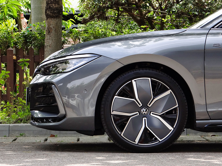 個人認為,R-Line既然是訴求運動風格,似乎應該有更好的輪圈造型選擇。