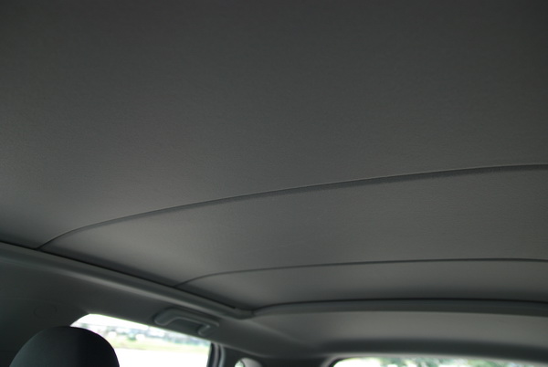 電動控制的三片百葉式電動車頂遮陽板,其擁有一定厚度的硬式三片車頂遮陽板,隔音效果定會比只用遮陽簾的全景天窗車款好上許多。