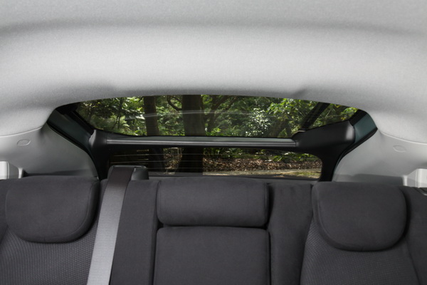 2012年式Insight行李箱飾板重新改良,原本過於粗壯的飾板瘦身,改良後,後方的視野更加清楚不會被飾板遮住。