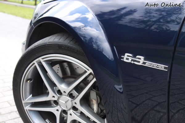 葉子板上嵌有「6.3 AMG」徽飾,實際上是6.2升的排氣量。