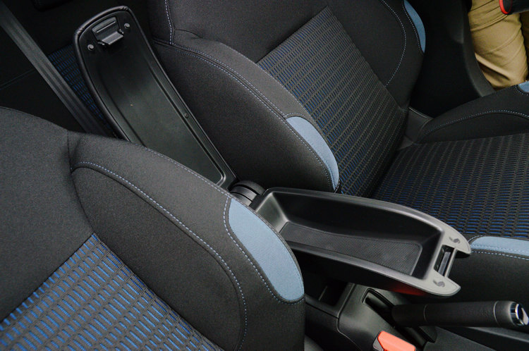 小巧可愛的中央扶手,空間雖然不大,不過已能提供隨身雜物容身的地方。