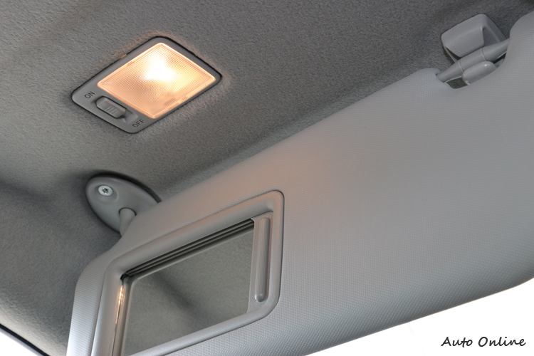 遮陽板內設有照明,但蓋上後不會順便關閉,使用上要小心別耗盡電瓶。