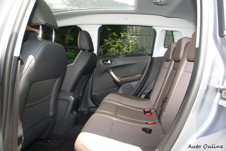 後座椅背太直,影響長途乘坐舒適性。