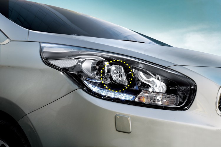 車頭燈在遠近燈之間,還設有特別的轉向輔助燈,可提高轉彎時的照明效果。